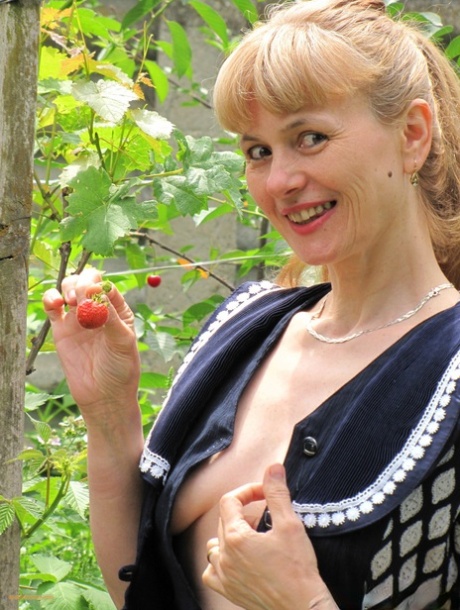 Sexy mature amateur Doris Dawn unveils her cute boobs and poses naked outdoors