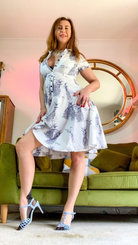 Playful MILF Lara masturbating in her sexy nylon stockings and high heels