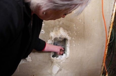 Mature vixens blow off construction workers' dicks through gloryholes