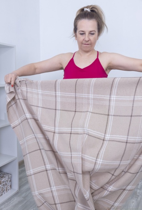 Chubby mature woman Laura Finiti strips & exposes her furry coochie