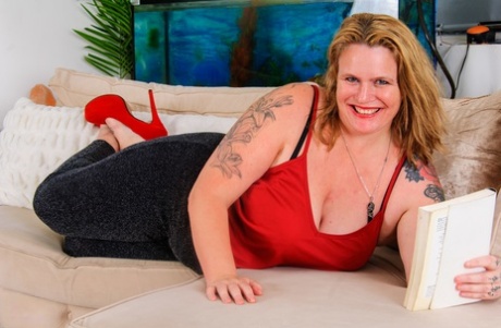 fat mature amateur Katie Kay Lane shows her saggy big tits and toys her cunt