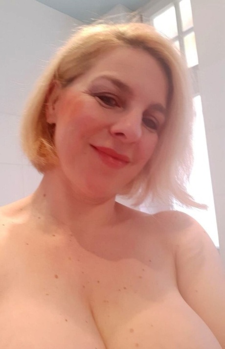 Busty amateur teases with her big tits while taking nude selfies