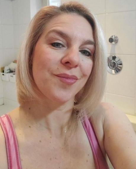 Busty amateur teases with her big tits while taking nude selfies