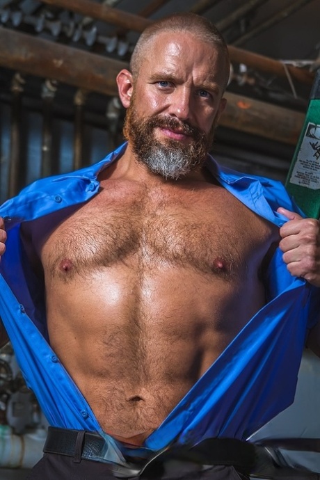 Mature gay boss Mr. Caber licks out and bangs hottie Jackson Grant's asshole