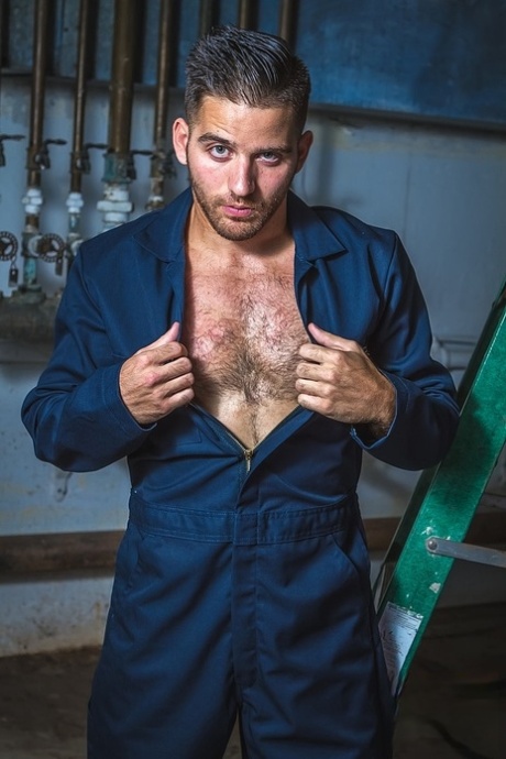 Mature gay boss Mr. Caber licks out and bangs hottie Jackson Grant's asshole