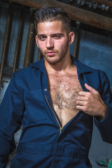 Mature gay boss Mr. Caber licks out and bangs hottie Jackson Grant's asshole