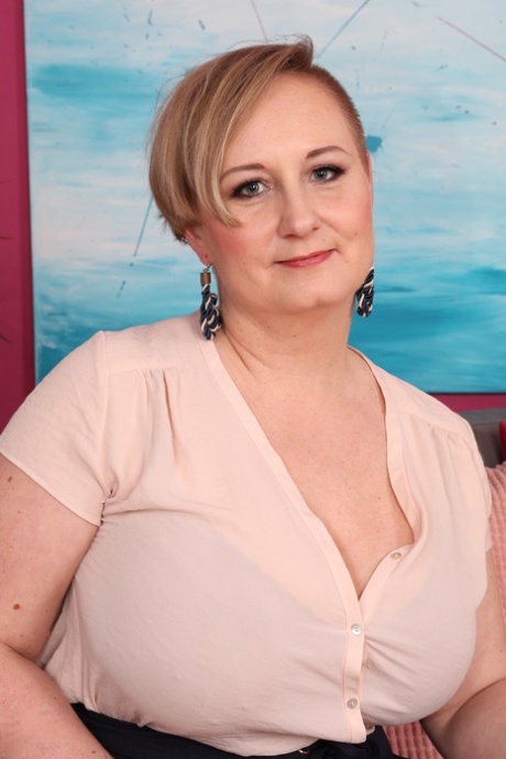 Amateur half bald wife Silana flaunts her huge melons and poses in red undies